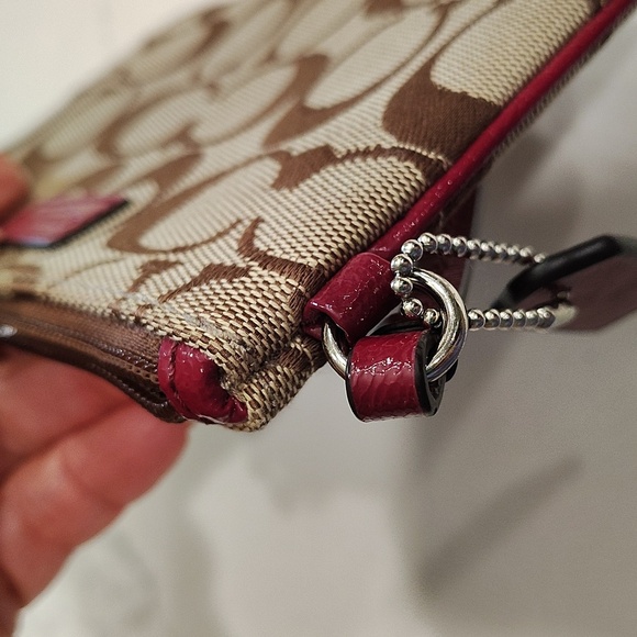Coach Parker Signature Wristlet Tan And Crimson Red 6" x 4" Hang Tag - Picture 14 of 14